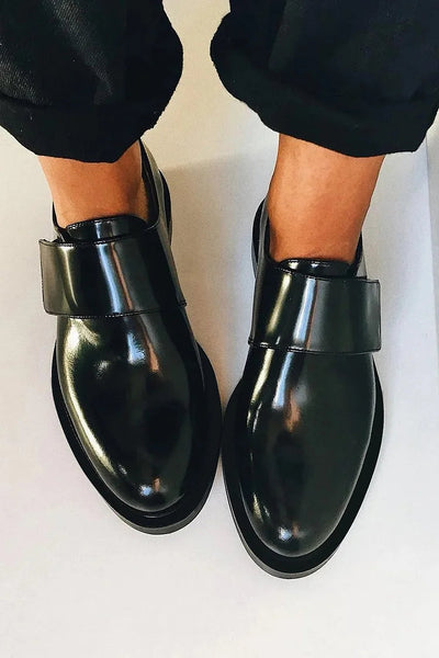 Alisa™ | Mocasines brillantes con tira para un look pulido