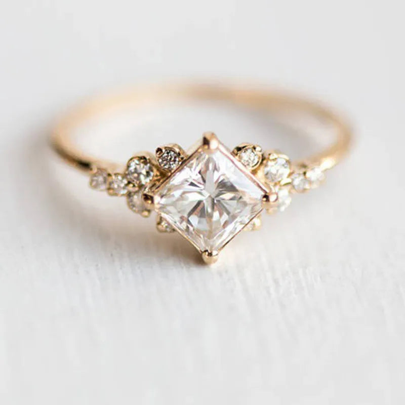 Leonor - Elegante Anillo de la Reina Delysian