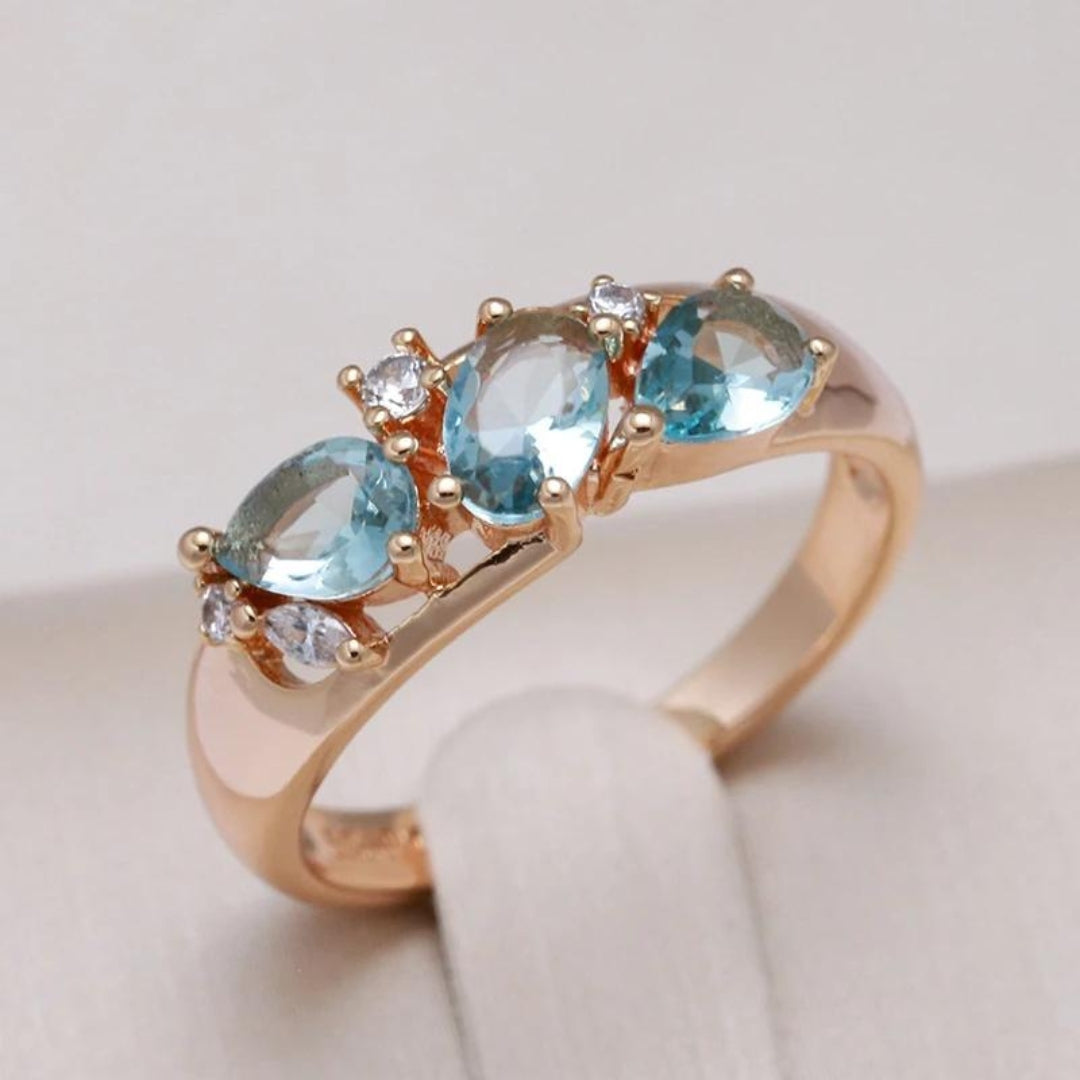 Elegante anillo vintage de circonita azul en oro