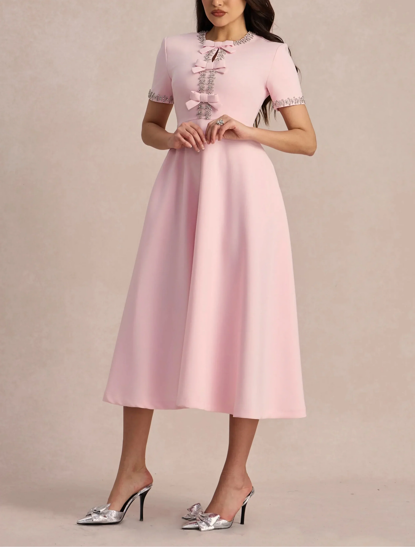 Rafaela™ | Vestido en corte A con lazos y perlas