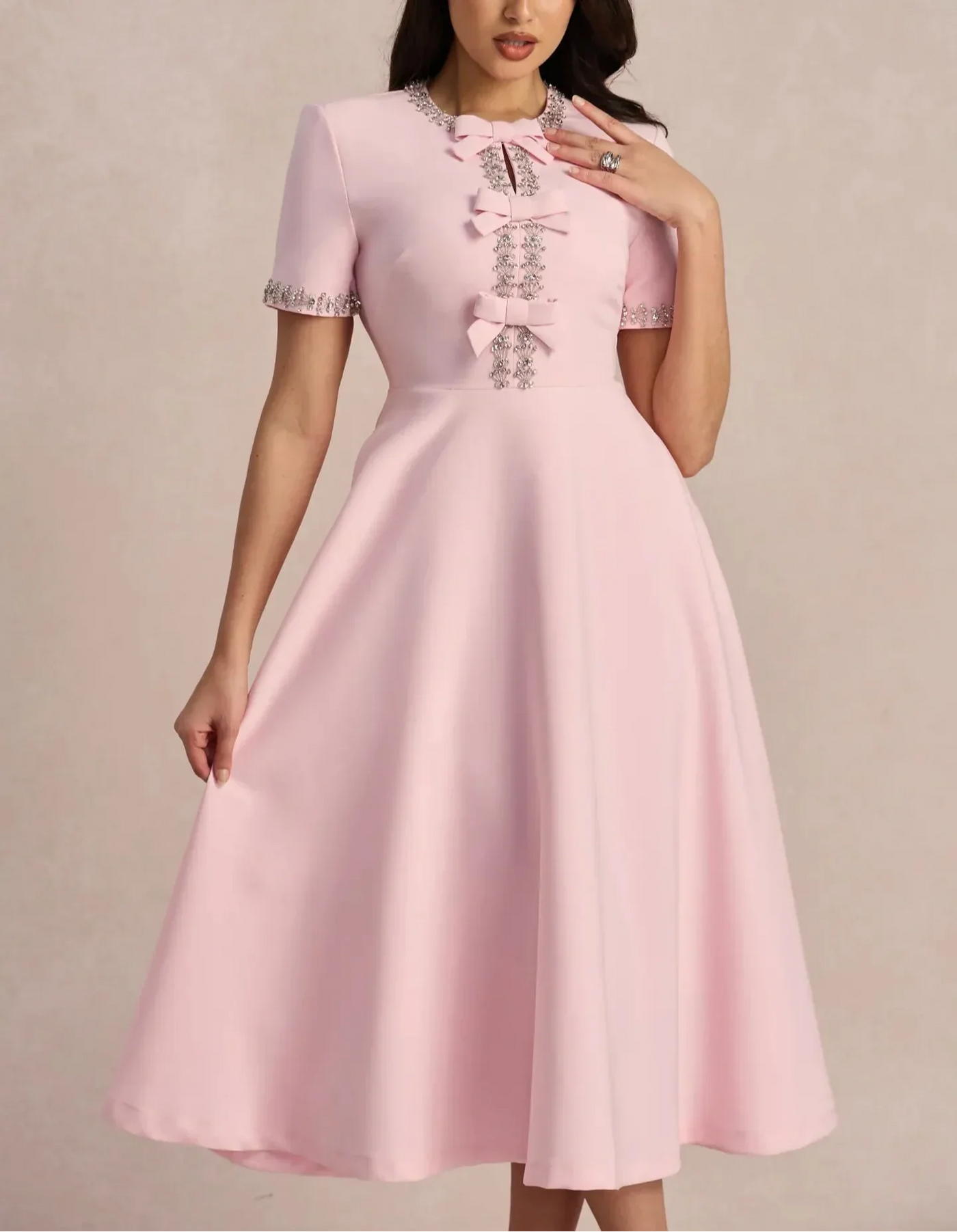 Rafaela™ | Vestido en corte A con lazos y perlas