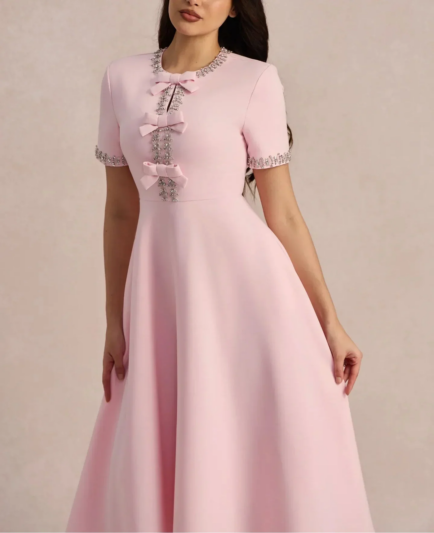 Rafaela™ | Vestido en corte A con lazos y perlas