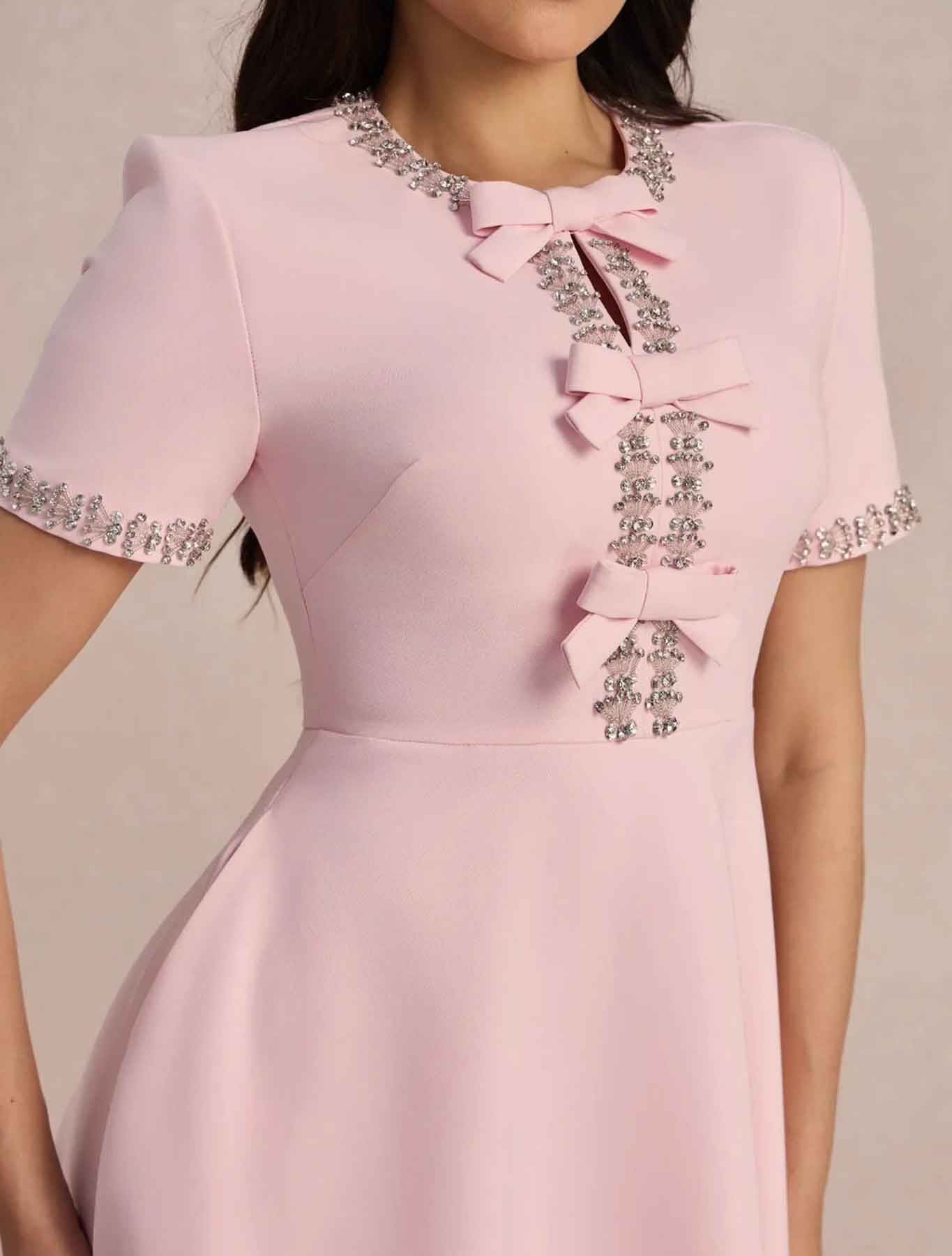 Rafaela™ | Vestido en corte A con lazos y perlas