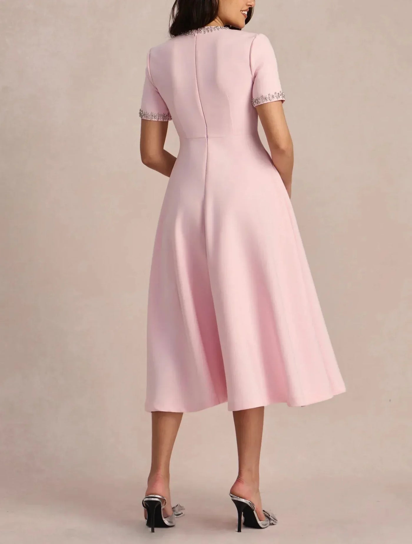 Rafaela™ | Vestido en corte A con lazos y perlas