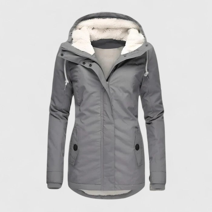 "Lourdes | Chaqueta de invierno impermeable con capucha" could be rewritten as: "Lourdes | Chaqueta de invierno con capucha y resistente al agua".