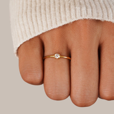 Anillos de oro con gema de nacimiento