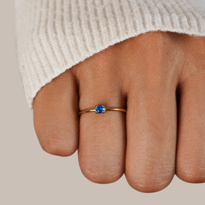Anillos de oro con gema de nacimiento