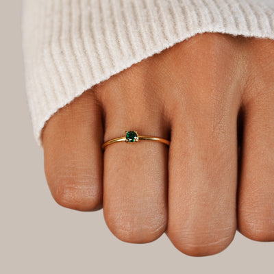 Anillos de oro con gema de nacimiento
