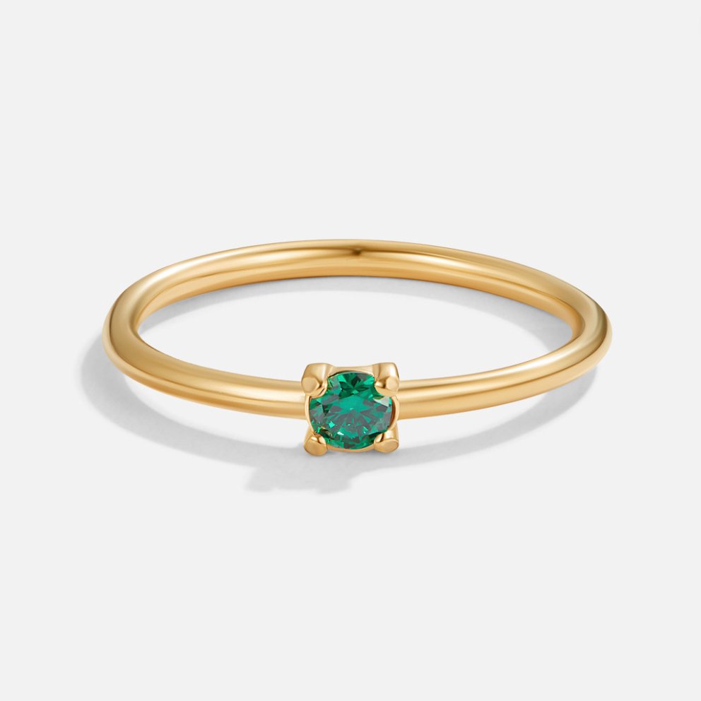 Anillos de oro con gema de nacimiento