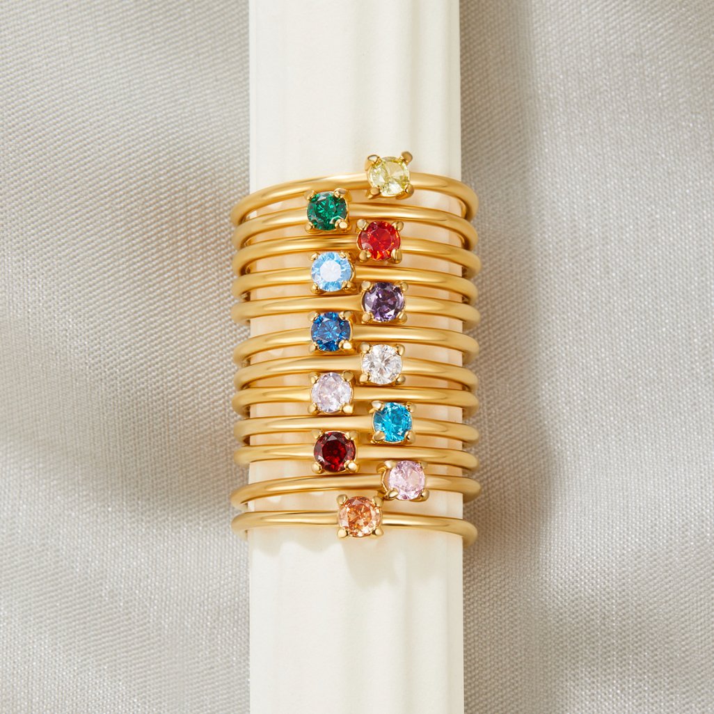 Anillos de oro con gema de nacimiento