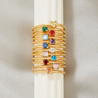 Anillos de oro con gema de nacimiento