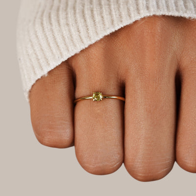 Anillos de oro con gema de nacimiento