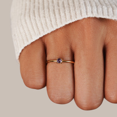 Anillos de oro con gema de nacimiento