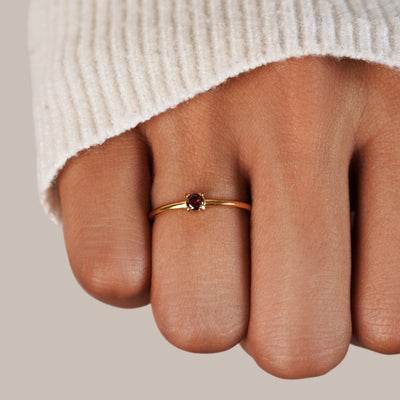 Anillos de oro con gema de nacimiento