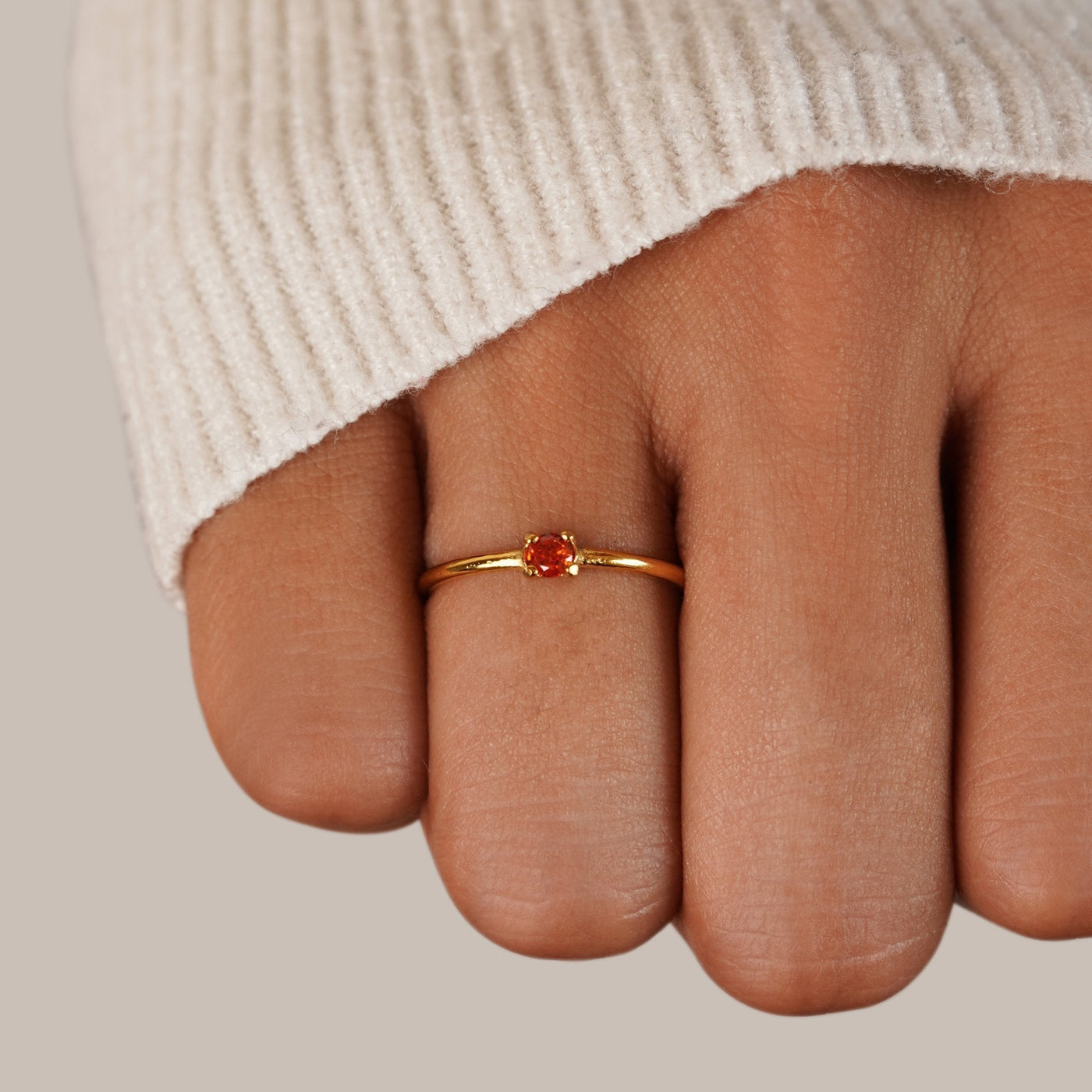 Anillos de oro con gema de nacimiento