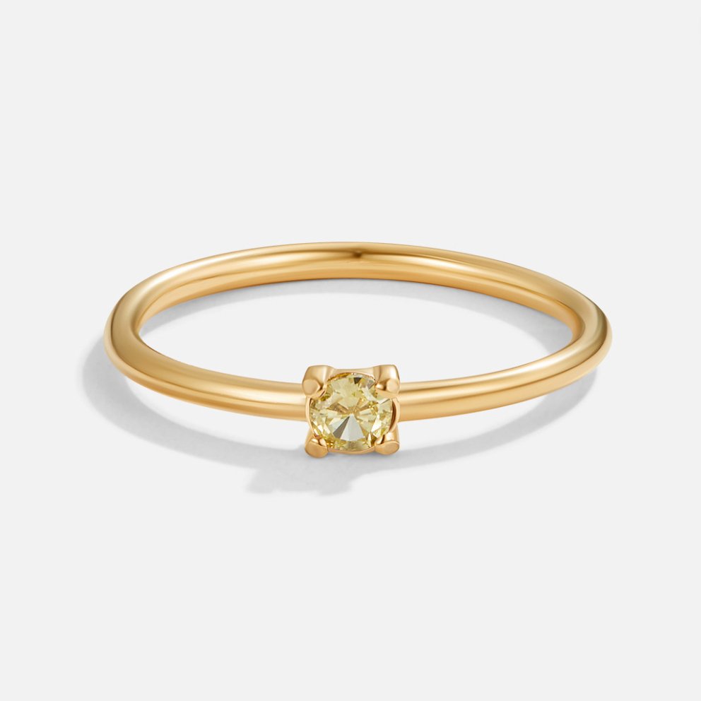 Anillos de oro con gema de nacimiento