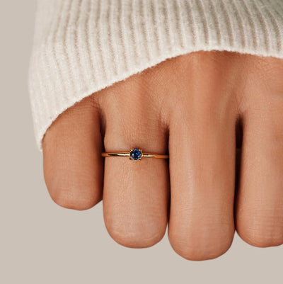 Anillos de oro con gema de nacimiento