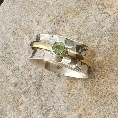Elegante Anillo de Zirconia Verde