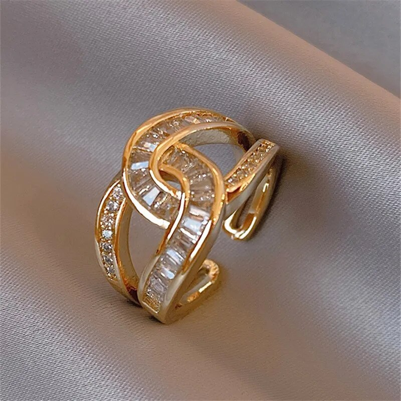 Adriana - Elegante Anillo Ajustable con Diseño de Nudos