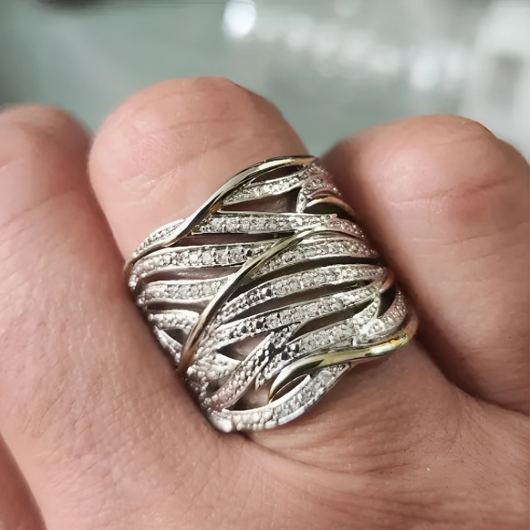 Elegante anillo retorcido de capas múltiples